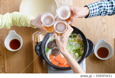 鍋パーティ　ビールで乾杯　俯瞰 50095831