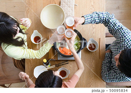 鍋パーティ　ビールで乾杯　俯瞰 50095834