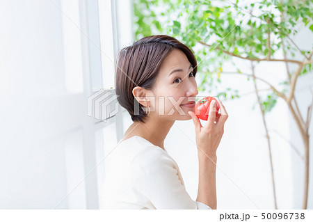 窓辺の女性 トマトと戯れる 窓辺の女性 トマトと戯れる 50096738