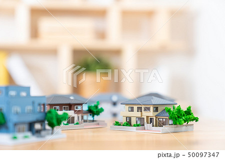 家  住宅ローン  不動産イメージ　ミニチュア　模型　家 50097347