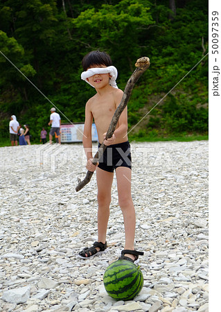 スイカ割りをする子どもの写真素材