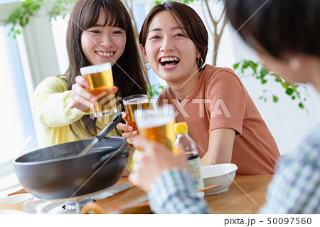 鍋パーティ 宅飲み 昼飲みの写真素材