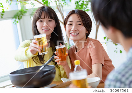 鍋パーティ 宅飲み 昼飲みの写真素材