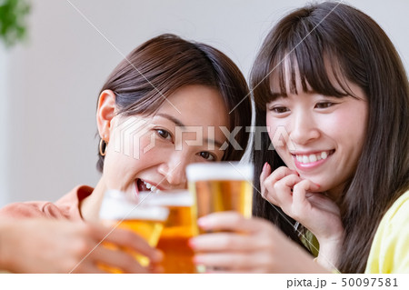 乾杯　ビール　宅飲み　昼飲み 50097581