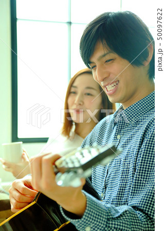 ギターを弾く彼氏と彼女のイメージ 50097622