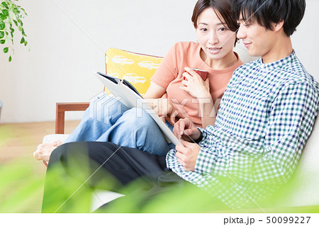 ソファでくつろぐ夫婦 カップル ソファでくつろぐ夫婦 カップル 50099227