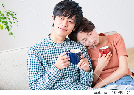 ソファでくつろぐ夫婦 カップル ソファでくつろぐ夫婦 カップル 50099234