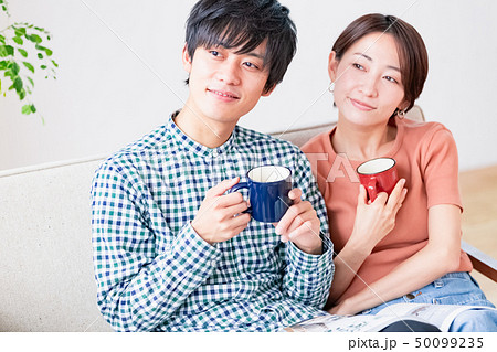 ソファでくつろぐ夫婦 カップル ソファでくつろぐ夫婦 カップル 50099235