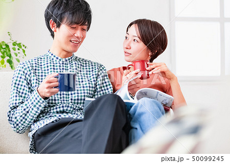 ソファでくつろぐ夫婦 カップル ソファでくつろぐ夫婦 カップル 50099245