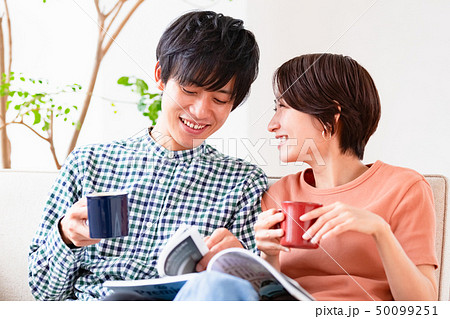 ソファでくつろぐ夫婦 カップル ソファでくつろぐ夫婦 カップル 50099251