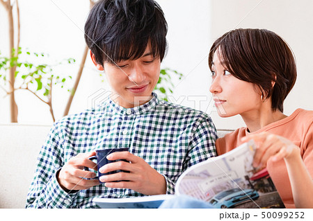 ソファでくつろぐ夫婦　カップル 50099252