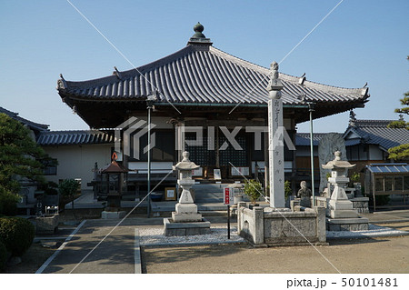 【四国三十六不動霊場】第二十五番 睍壽院の本堂と青空 愛媛県四国中央市 【四国三十六不動霊場】第二十五番 睍壽院の本堂と青空 愛媛県四国中央市 50101481