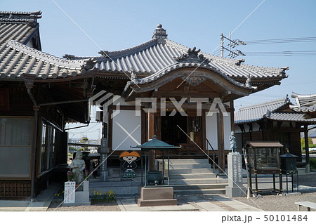 【四国三十六不動霊場】第二十四番　隆徳寺の不動堂と春の青空　愛媛県新居浜市 50101484