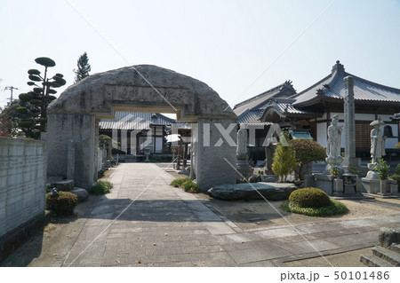【四国三十六不動霊場】第二十四番 隆徳寺の山門と境内 愛媛県新居浜市 【四国三十六不動霊場】第二十四番 隆徳寺の山門と境内 愛媛県新居浜市 50101486