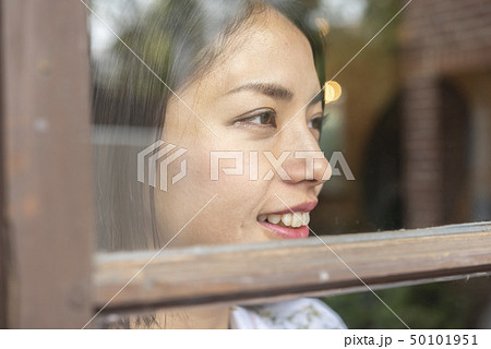 ライフスタイル　女性　窓　眺める　カフェ 50101951
