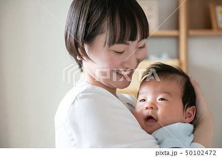 赤ちゃんを抱く若い母親 日本人親子 50102472