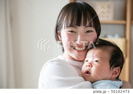 赤ちゃんを抱く若い母親 日本人親子 50102473