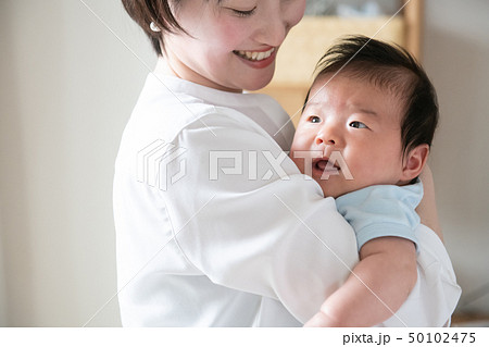 赤ちゃんを抱く若い母親 日本人親子 50102475