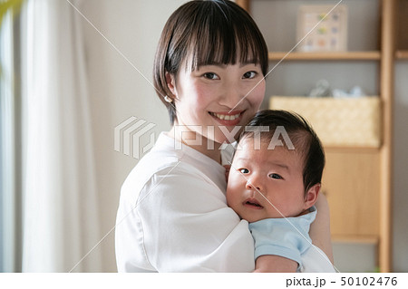 赤ちゃんを抱く若い母親 日本人親子の写真素材