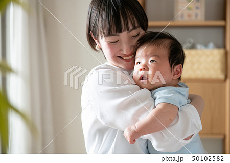 赤ちゃんを抱く若い母親 日本人親子 赤ちゃんを抱く若い母親 日本人親子 50102582