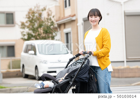 赤ちゃんと出掛ける母親 ベビーカー 散歩 子育て 育児 赤ちゃんと出掛ける母親 ベビーカー 散歩 子育て 育児 50103014