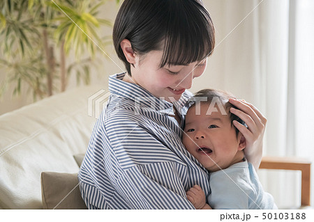 赤ちゃんを抱く若い母親 日本人親子 50103188