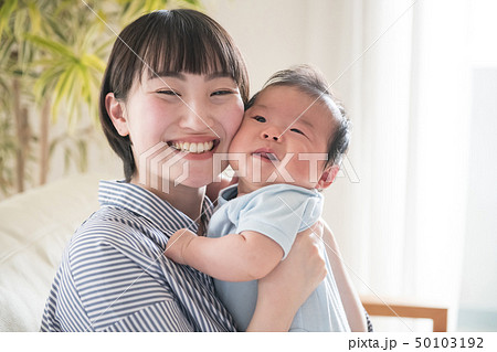赤ちゃんを抱く若い母親 日本人親子 50103192