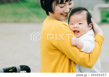 赤ちゃんを抱く若い母親 日本人親子 50103457