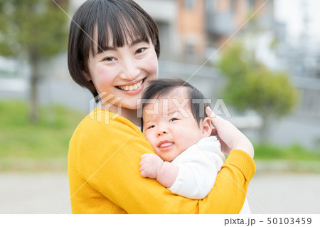 赤ちゃんを抱く若い母親 日本人親子 赤ちゃんを抱く若い母親 日本人親子 50103459