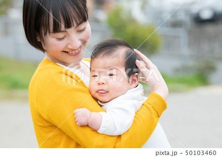 赤ちゃんを抱く母親 公園 散歩 子育て 赤ちゃんを抱く母親 公園 散歩 子育て 50103460