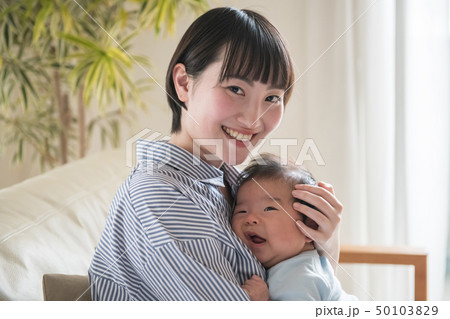 赤ちゃんを抱く若い母親 日本人親子 赤ちゃんを抱く若い母親 日本人親子 50103829