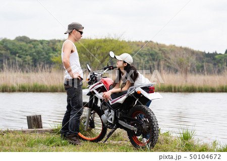 オートバイとカップル 50104672