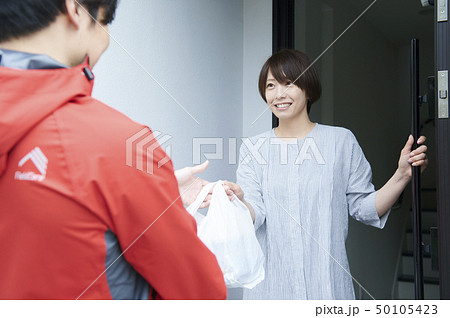 デリバリー　弁当　受け取る 50105423