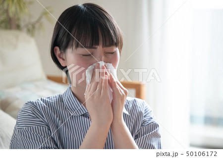 鼻をかむ若い日本人女性 20代 鼻をかむ若い日本人女性 20代 50106172