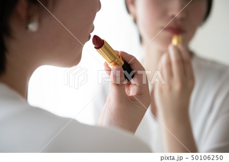 口紅を塗る若い日本人女性　メイク　ビューティー 50106250