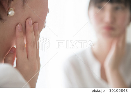 肌トラブルに悩む若い日本人女性 肌トラブルに悩む若い日本人女性 50106848
