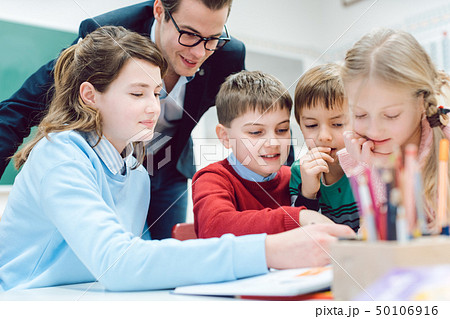 Team session in school class with all students working together 50106916