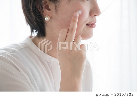 顔に日焼け止めクリームを塗る若い日本人女性 顔に日焼け止めクリームを塗る若い日本人女性 50107205
