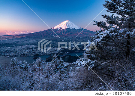 《山梨県》日本の冬・朝日に染まる紅富士と霧氷 《山梨県》日本の冬・朝日に染まる紅富士と霧氷 50107486