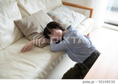 体調不良の若い日本人女性 50108530