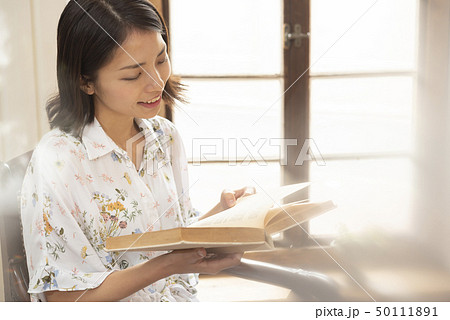 ライフスタイル 若い女性 読書 古本 リラックス ライフスタイル 若い女性 読書 古本 リラックス 50111891