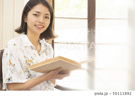 ライフスタイル 若い女性 読書 古本 リラックス ライフスタイル 若い女性 読書 古本 リラックス 50111892