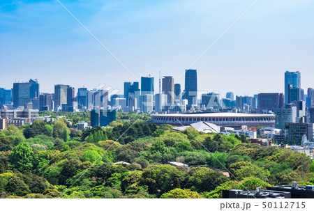 東京　新国立競技場と都心部の町並み 50112715