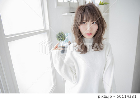 巻き髪　ミディアムスタイル　日本人　女性 50114331