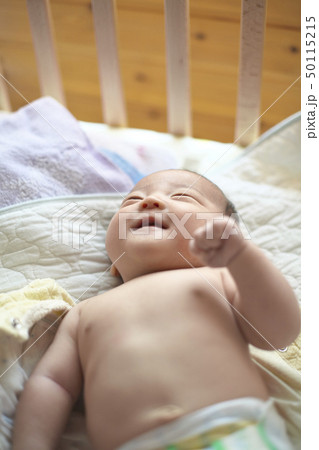 ベッドの上の笑う赤ちゃん ベッドの上の笑う赤ちゃん 50115215