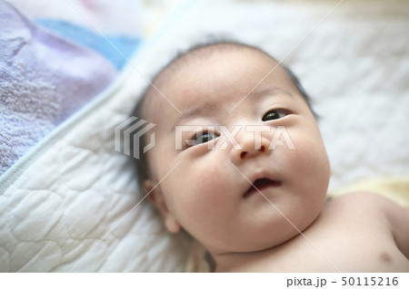 ベッドの上の赤ちゃん ベッドの上の赤ちゃん 50115216