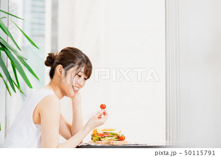 若い女性 美容 食事 50115791