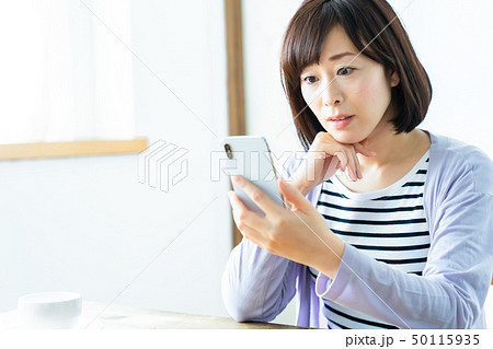 スマートフォンを使う母親　ミドル女性　専業主婦　 50115935