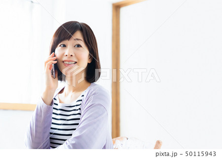 スマホで電話をかける女性　母親　ミドル女性　専業主婦　 50115943