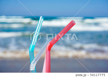 砂浜にあるプラスストロー 海洋汚染のイメージ 砂浜にあるプラスストロー 海洋汚染のイメージ 50117775